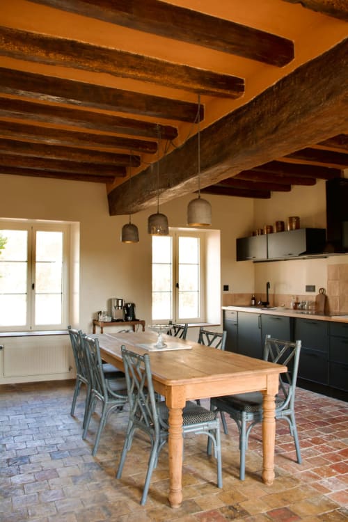 Espacioso comedor-cocina en Hotelito Oliva Pensión en Oliva con vigas de madera, mesa de comedor y electrodomésticos modernos