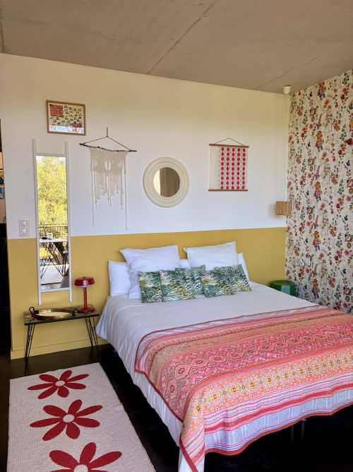 Chambre charmante de la Maison Jalon B&B à Aix-en-Provence avec mur jaune, papier peint floral et décoration bohème