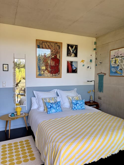 Chambre lumineuse à la Maison Jalon B&B à Aix-en-Provence avec literie jaune rayée, accents bleus et œuvres d'art
