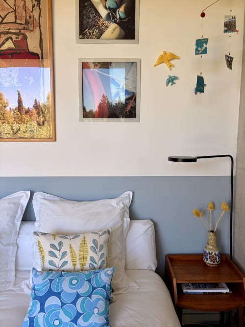 Chambre accueillante à la Maison Jalon B&B d'Aix-en-Provence avec tête de lit bleue, coussins décor et art mural