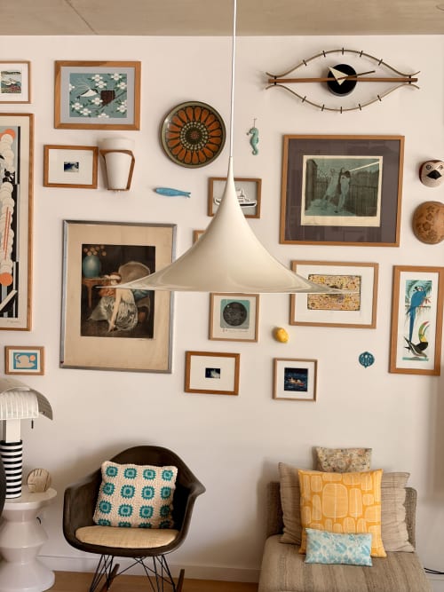 Galerie murale Maison Jalon à Aix-en-Provence avec décor moderne du milieu du siècle, œuvres encadrées, lampe suspendue et vintage