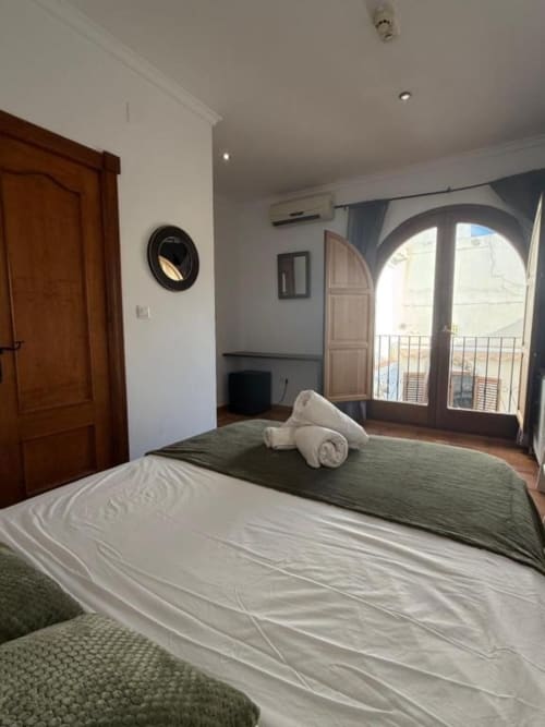 Amplía habitación doble en Hotelito Oliva Pensión con balcón, vistas a la ciudad, aire acondicionado y comodidades modernas en Oliva