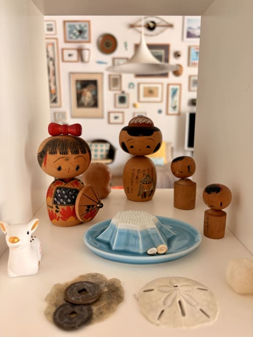 Décoration de bibliothèque à la villa Maison Jalon à Aix-en-Provence avec poupées kokeshi japonaises et pièces de céramique