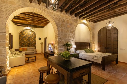 Apartamento Casa Haurie en G&H Apartments de Jerez con arcos de piedra, vigas rústicas e iluminación cálida en toda la estancia