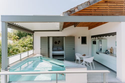 Terrasse de l'Habitation I'SEO avec piscine, coin repas et vue sur mer à Sainte-Anne, Guadeloupe