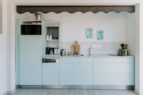 Petite cuisine moderne vert menthe à l'Habitation l'SEO, Sainte-Anne, avec dosseret blanc et décor côtier
