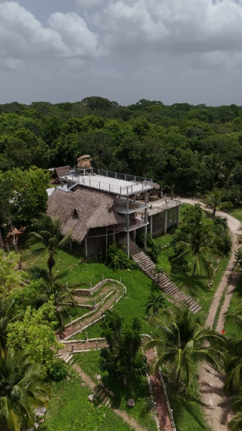 Hostal Cayuco Maya en Bacalar con habitación Tucán de techo palafítico con vistas a la exuberante canopia de la selva y terraza de observación