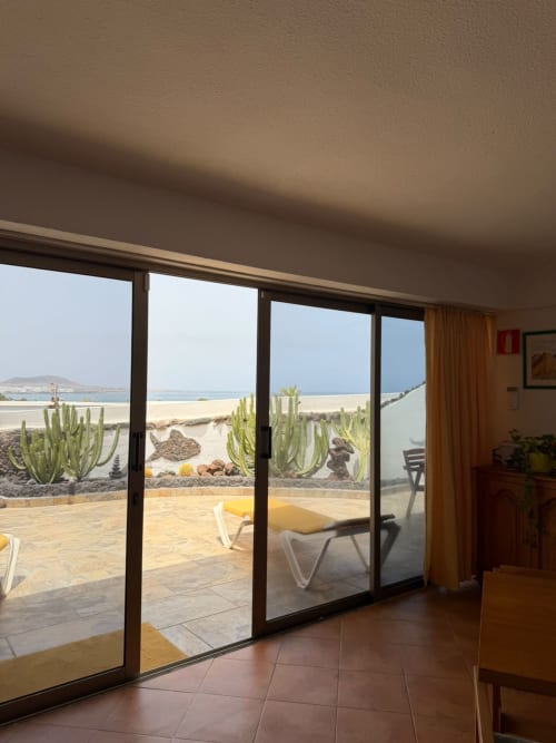 Interior del Bungalow Sonnenschein Famara con vistas al mar de Isla de la Graciosa, terraza de Lanzarote y paisaje de playa