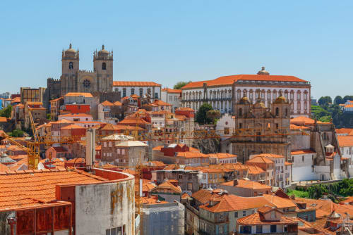 Horizonte do Porto com telhados de terracota, igrejas históricas e arquitetura à beira do rio Douro em Maia, Portugal