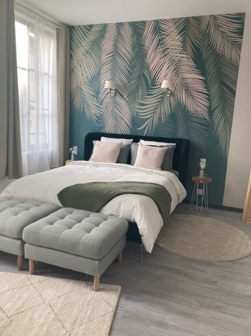 Chambre luxueuse au Relais de Touraine à Abilly avec papier peint tropical, tête de lit noire et équipements modernes