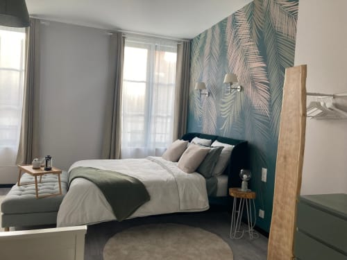 Chambre moderne au Relais de Touraine avec lit queen-size, papier peint à motifs et lumière naturelle des fenêtres