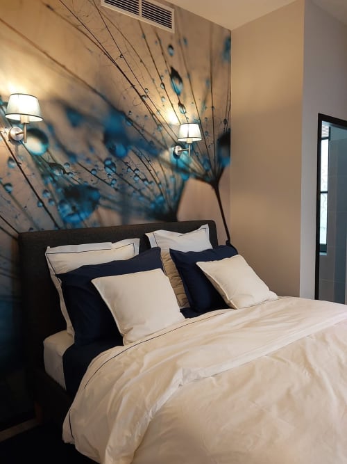 Chambre moderne de l'hôtel Le relais de Touraine à Abilly, literie crème, accents bleu marine et fresque murale artistique de pissenlit