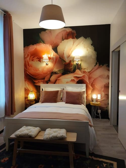 La Chambre 6 du Relais de Touraine à Abilly avec lit et fresque murale à motifs de roses, lampe suspendue