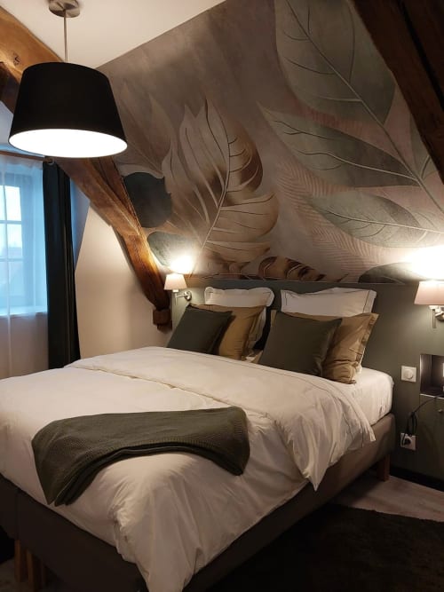 Chambre moderne au Relais de Touraine à Abilly avec papier peint à motifs de plumes, literie blanche et plafonnier suspendu noir