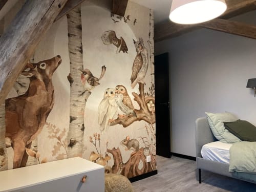 Chambre 10 du Relais de Touraine avec fresque forestière ornée de hiboux, cerfs et animaux sauvages sur le mur d'accent