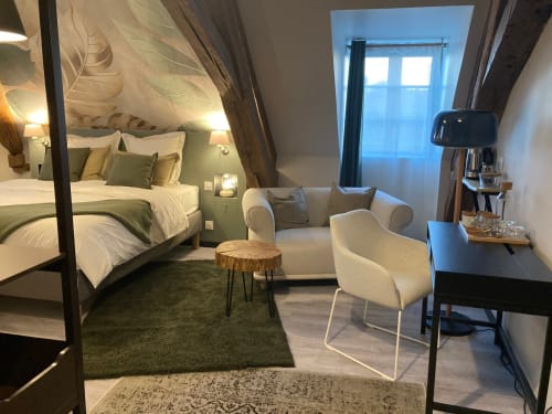 Chambre élégante de l'hôtel Le relais de Touraine à Abilly avec lit à baldaquin, coin salon et mobilier contemporain