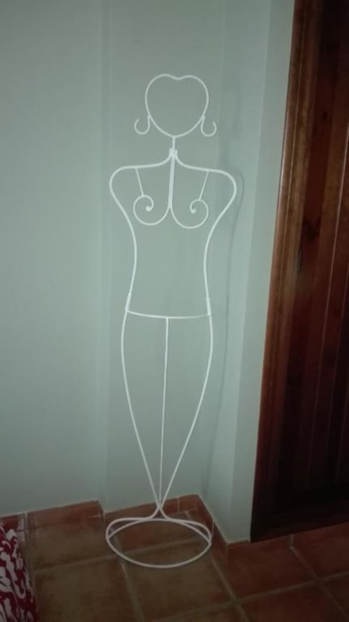 Maniquí de forma de vestido decorativo con alambre blanco en el estudio Casa Lahuerta de Casas rurales El abuelo y Lahuerta