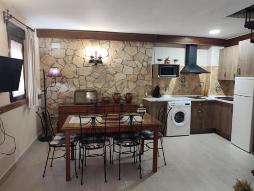 Apartamento Casa Lahuerta en Bronchales con comedor, cocina con lavadora, pared de piedra y sala de estar