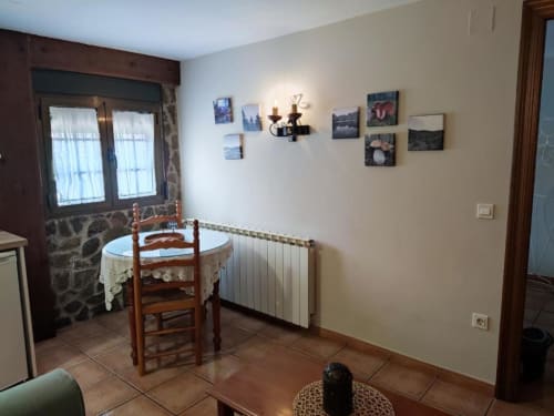 Acogedor estudio en Casa Lahuerta, Bronchales con mesa de madera, suelos de barro y decoraciones murales