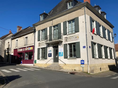 Bâtiment de l'hôtel Le Relais de Touraine à Abilly, France avec façade crème et volets verts