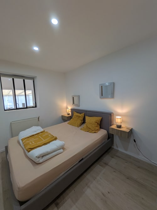 Chambre moderne à la Résidence des dunes, Landéda : lit queen-size, oreillers dorés, lits jumeaux, lampes de chevet et luminaires au plafond