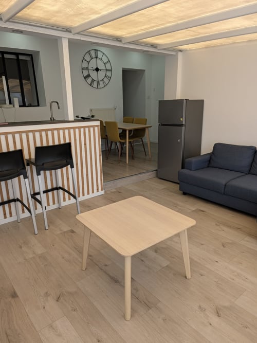 Appartement contemporain ouvert à la Résidence des dunes à Landéda avec cuisine, salle à manger, canapé et mobilier en bois