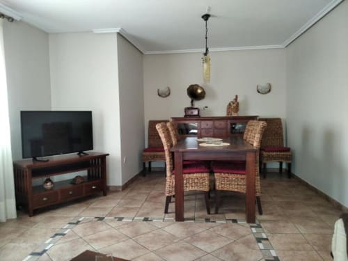 Comedor del apartamento Casa Lahuerta 2 en Casa Rural El Abuelo Lahuerta, Bronchales, con mesa de madera y sillas de mimbre