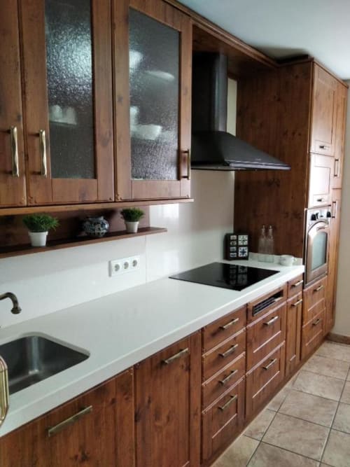 Cocina moderna en el apartamento Casa Lahuerta 2 de Casa Rural El Abuelo Lahuerta, Bronchales, con muebles de madera y blanco