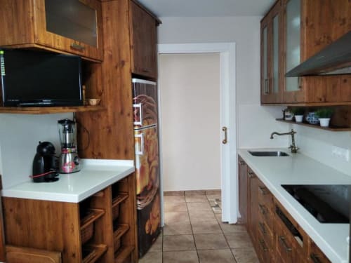 Cocina rústica de Casa Lahuerta 2, Casa Rural El Abuelo Lahuerta, Bronchales con encimeras y electrodomésticos blancos