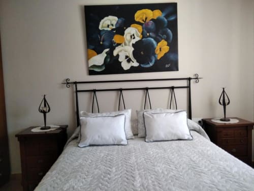 Dormitorio de Casa Lahuerta 2 con cabecero de hierro forjado, almohadas blancas y arte floral, Bronchales