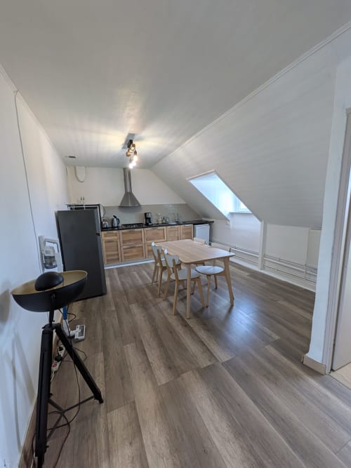 Appartement moderne en attique à la Résidence des Dunes à Landéda avec cuisine, salle à manger et puits de lumière
