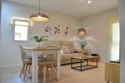 Moderna sala de estar abierta en apartamento Casa El Abuelo, Bronchales, con comedor, sofá y lámparas colgantes