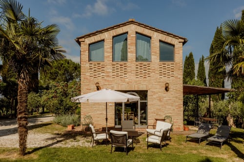 Villa in laterizio toscano con terrazza arredata, ombrellone e giardini curati all'hotel Quarantallina, Buonconvento