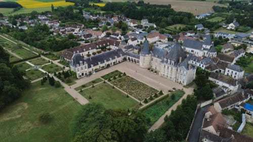 Vue aérienne du château-hôtel Le Relais de Touraine entouré de jardins paysagés et du village d'Abilly, France