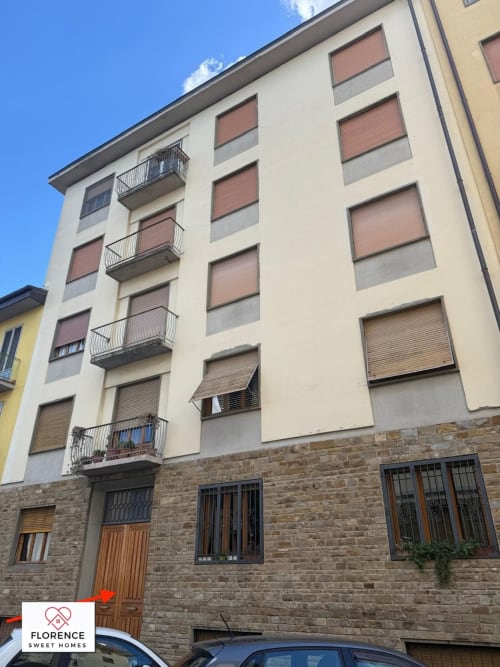 Edificio Florence Sweet Homes a Firenze con basamento in pietra, balconi e cielo azzurro