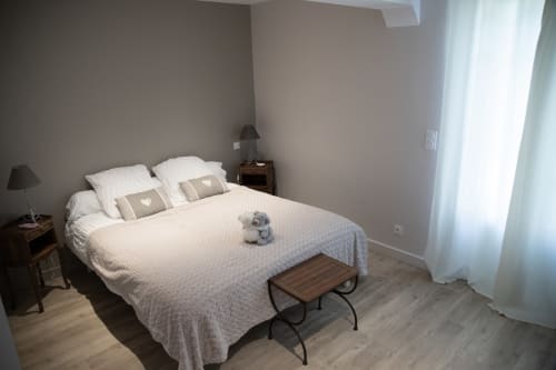 Chambre Aramis au Domaine de Castagnère, gîte français avec lit queen-size aux draps blancs et coussins gris