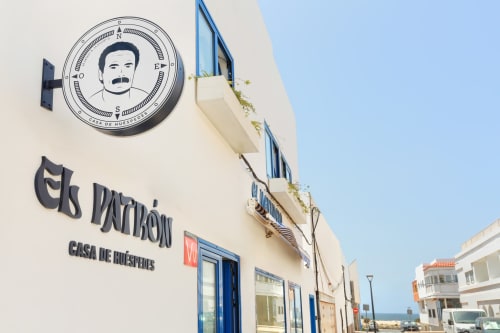 Facciata di El Patrón Casa de Huéspedes con insegna con ritratto a El Cotillo, pensione fronte mare