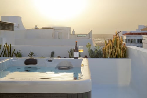 Vasca idromassaggio sulla terrazza con vista sul mare presso El Patrón Casa de Huéspedes, cottage El Cotillo