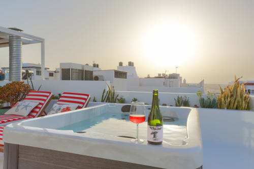 Terrazza panoramica di El Patrón Casa de Huéspedes a El Cotillo con piscina, vino, lettini e vista mare