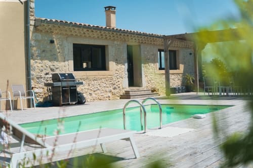 Cottage en pierre avec piscine privée et terrasse bois en Drôme Provençale, vue montagne et espace détente