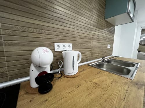 Cocina moderna en apartamento Las Arenas Valencia con cafetera, hervidor y lavabo doble