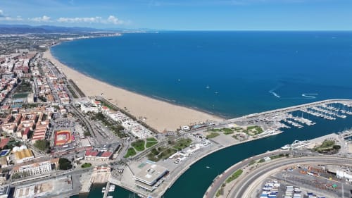 El Hotel Las Arenas domina la playa dorada de Valencia, la marina y el Mediterráneo con una arquitectura urbana moderna.