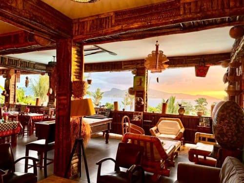 Le lounge Le Chissioua à Sada avec poutres en bois, vues sur l'océan au coucher du soleil et décor traditionnel