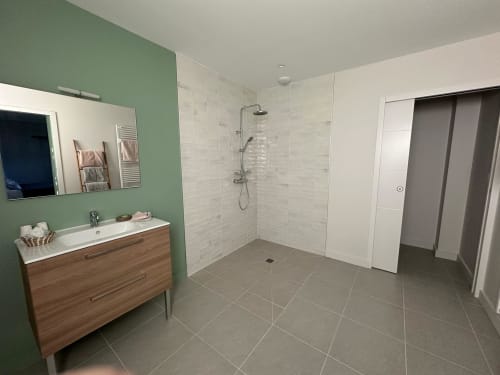 Salle de bains moderne à Domaine de Castagnère avec mur vert, meuble-lavabo en bois, douche à l'italienne et carrelage gris