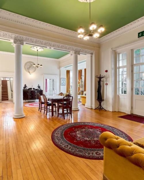 Intérieur spacieux du cottage South Hill House à Delvin avec planchers en bois dur, plafond vert, colonnes blanches, salle à manger et