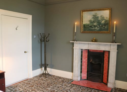 Élégante cheminée au manteau blanc et entourage de briques rouges dans une chambre Premium du South Hill House, Delvin, au style traditionnel