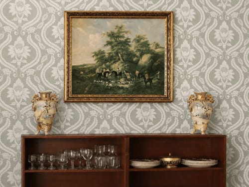 Élégante salle à manger de South Hill House avec tableau paysager encadré, vases décoratifs et armoire de présentation en bois