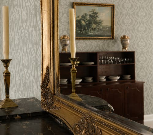 Élégante chambre du deuxième étage à South Hill House, Delvin, avec miroir orné, chandeliers et mobilier d'époque
