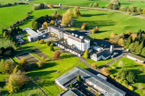 Vue aérienne du South Hill House à Delvin, Irlande, entouré de verdure et d'arbres