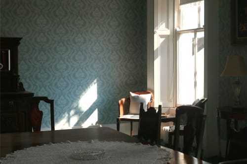 Chambre ensoleillée à South Hill House avec papier peint damassé, mobilier d'époque et fenêtre lumineuse à Delvin, Irlande